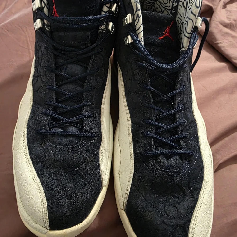 Jordan Sneakers with Red Insole and Black Pattern - Picture 2 of 5